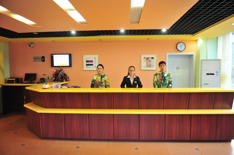 酒店管理专业大一学生实训场景